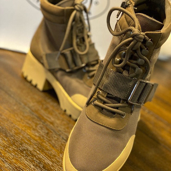 Women’s Steve Madden Carli Taupe Combat Boot Sz 9 - Picture 1 of 11